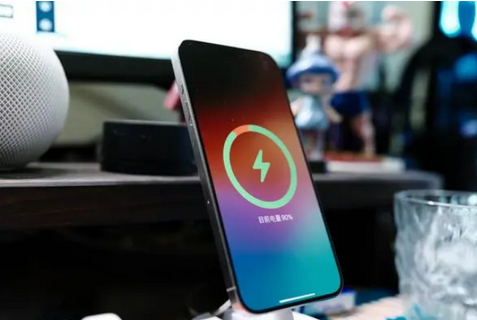 鹤壁苹果15换屏服务分享用什么充电器给iPhone15充电更好 